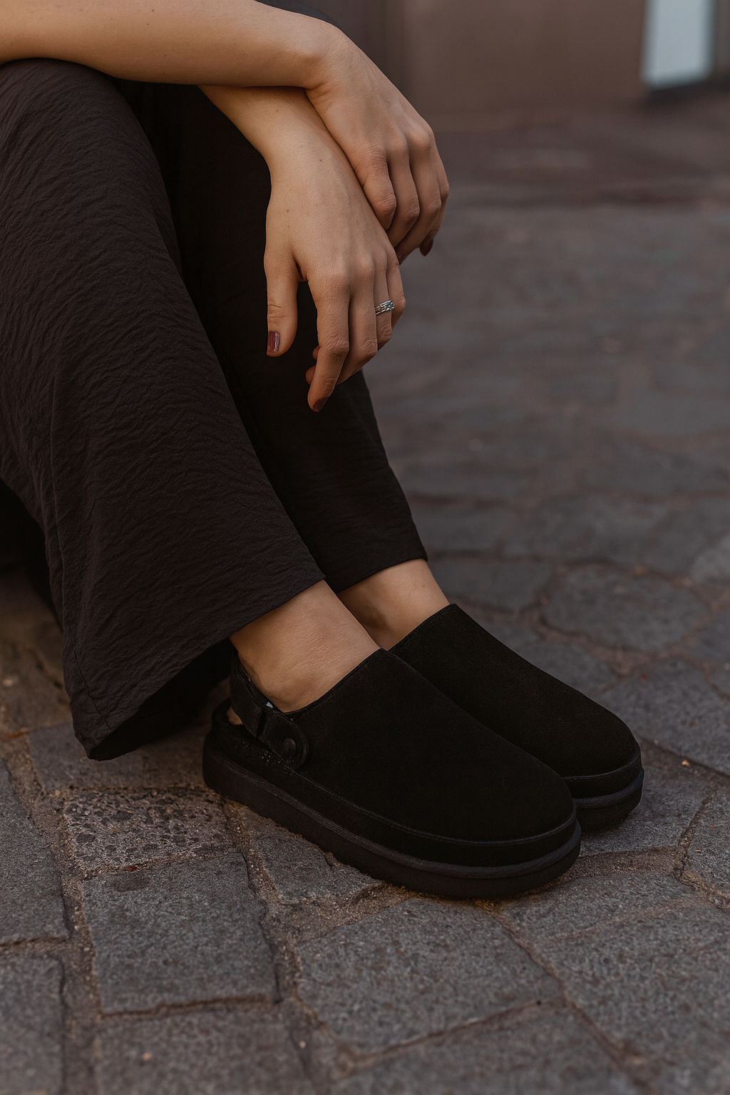 vrouw met zwarte clogs 