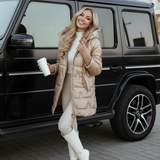 champagnekleurige glanzende damesjas met capuchon