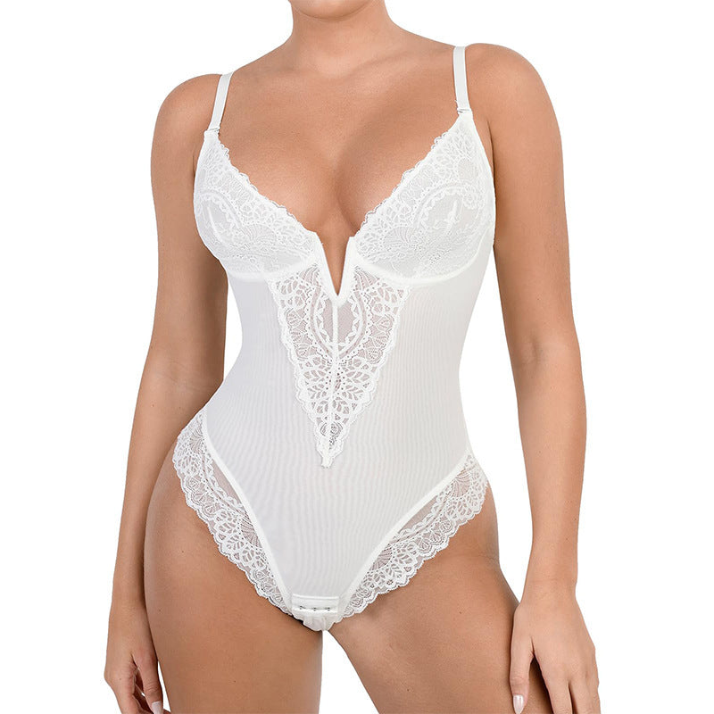 CurveLuxe Bodysuit - Sexy kanten shapewear met V-hals, ontworpen om rondingen te accentueren en een slanker silhouet te bieden, met verstelbare schouderbanden en ademende stof.
