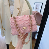 roze tas met denim structuur en goudkleurige details
