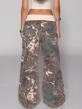 achterkant seyra jeans met wijde pijpen en camouflage look dames