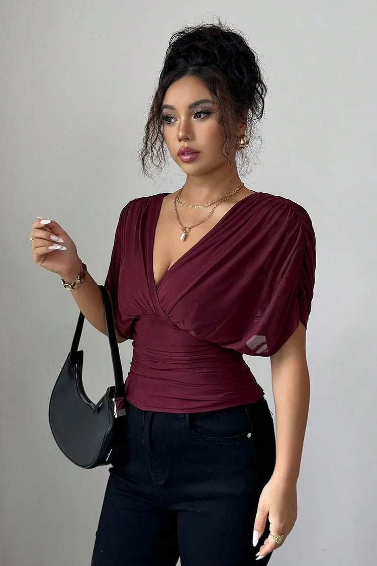 bordeauxrode elegante dames top met V-hals en geplooide taille