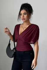 bordeauxrode elegante dames top met V-hals en geplooide taille
