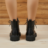 achterkant zwarte veterboots met dikke zool en warme binnenvoering