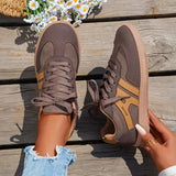bruine retro sneakers met camel strepen en sportieve look