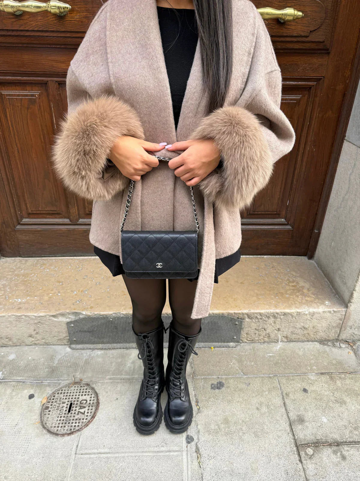 beige winterjas met faux fur details aan de mouwen en ceintuur