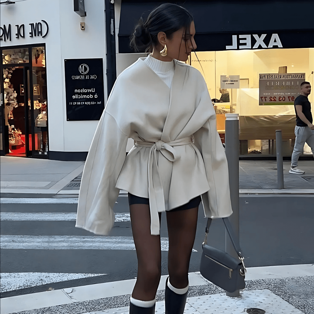 Openvallende jas met elegante belijning en herfstlook
