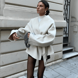 Beige herfstjas met ceintuur en oversized pasvorm