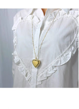 Valentina Heart ketting close-up op witte blouse