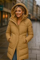 camel kleur lange gewatteerde dames winterjas met teddyvoering en capuchon