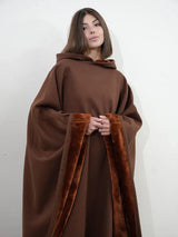 vrouw draagt bruine hoodie blanket met teddyvoering langs de randen