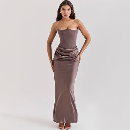 De Radiant™ Maxi Jurk is een elegante strapless avondjurk, verkrijgbaar in meerdere kleuren. Met een strakke pasvorm, gestructureerde buste en verfijnde drapering is deze jurk perfect voor formele gelegenheden, gala's en speciale evenementen. De satijnen glans voegt een vleugje luxe toe, terwijl de ritssluiting aan de achterkant zorgt voor een perfecte pasvorm. Combineer met hakken en subtiele sieraden voor een tijdloze en chique look.