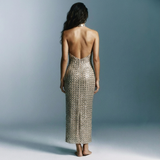 achterzijde van nude halter jurk met open rug en spiegelsteentjes