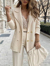 beige gebreide blazer dames met brede revers en dubbele knoopsluiting