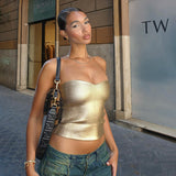 Elegante gouden strapless Shimmer Top, perfect gestyled voor een avondje uit