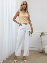 gouden paillettentop gestyled voor een avondlook