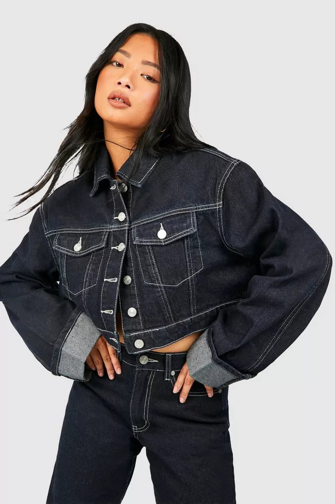 Indigo denim set met cropped jacket en wide-leg jeans, ideaal voor de denim-on-denim trend van najaar 2024.