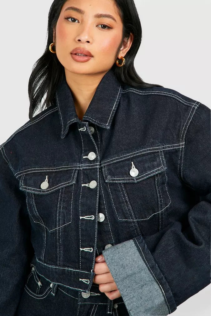 Indigo denim set met cropped jacket en wide-leg jeans, ideaal voor de denim-on-denim trend van najaar 2024.