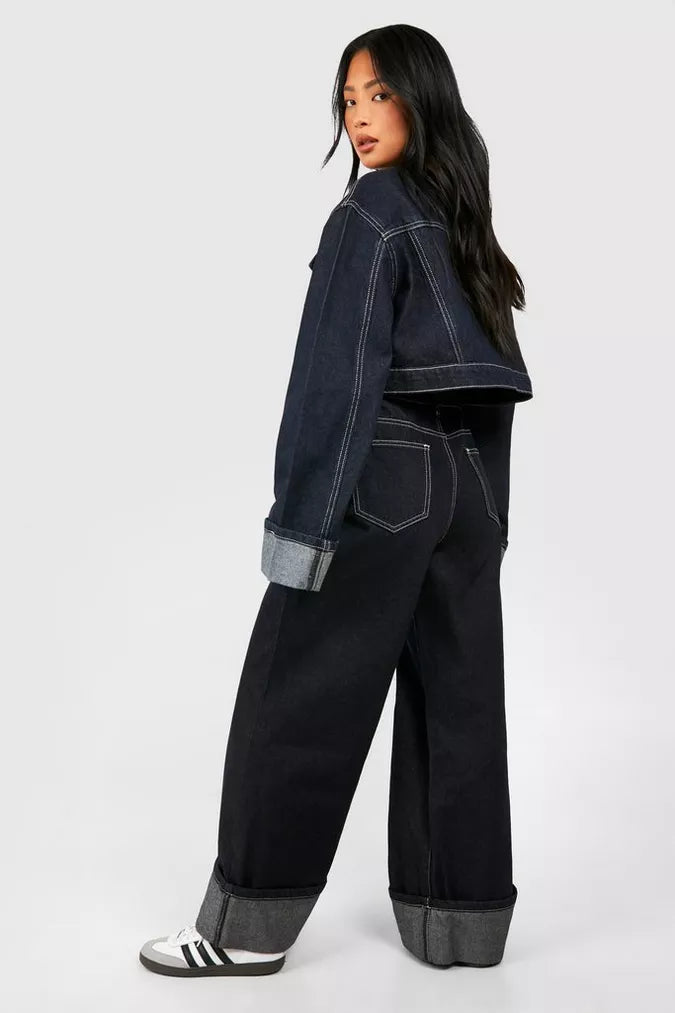 Indigo denim set met cropped jacket en wide-leg jeans, ideaal voor de denim-on-denim trend van najaar 2024.