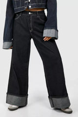 Indigo denim set met cropped jacket en wide-leg jeans, ideaal voor de denim-on-denim trend van najaar 2024.