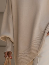 Detailfoto van de brede ribzoom en de smalle ribboord aan de mouw van de beige trui