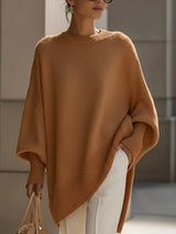 Caramelkleurige oversized trui met ronde hals, gecombineerd met een witte pantalon