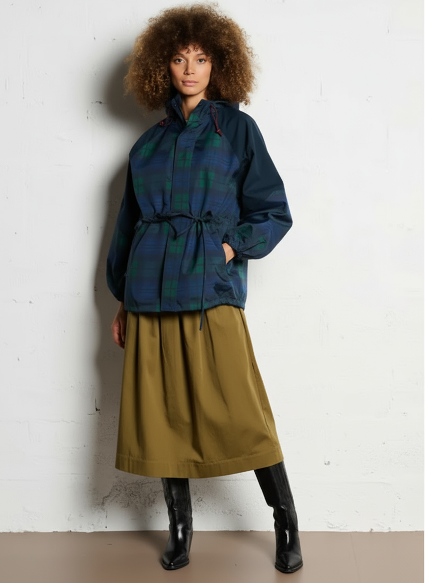 vrouw in moderne waterdichte jas met navy en groene tinten