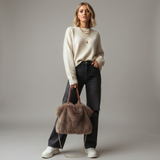 bruine fluffy handtas met afmetingen 41 cm breed en 29 cm hoog