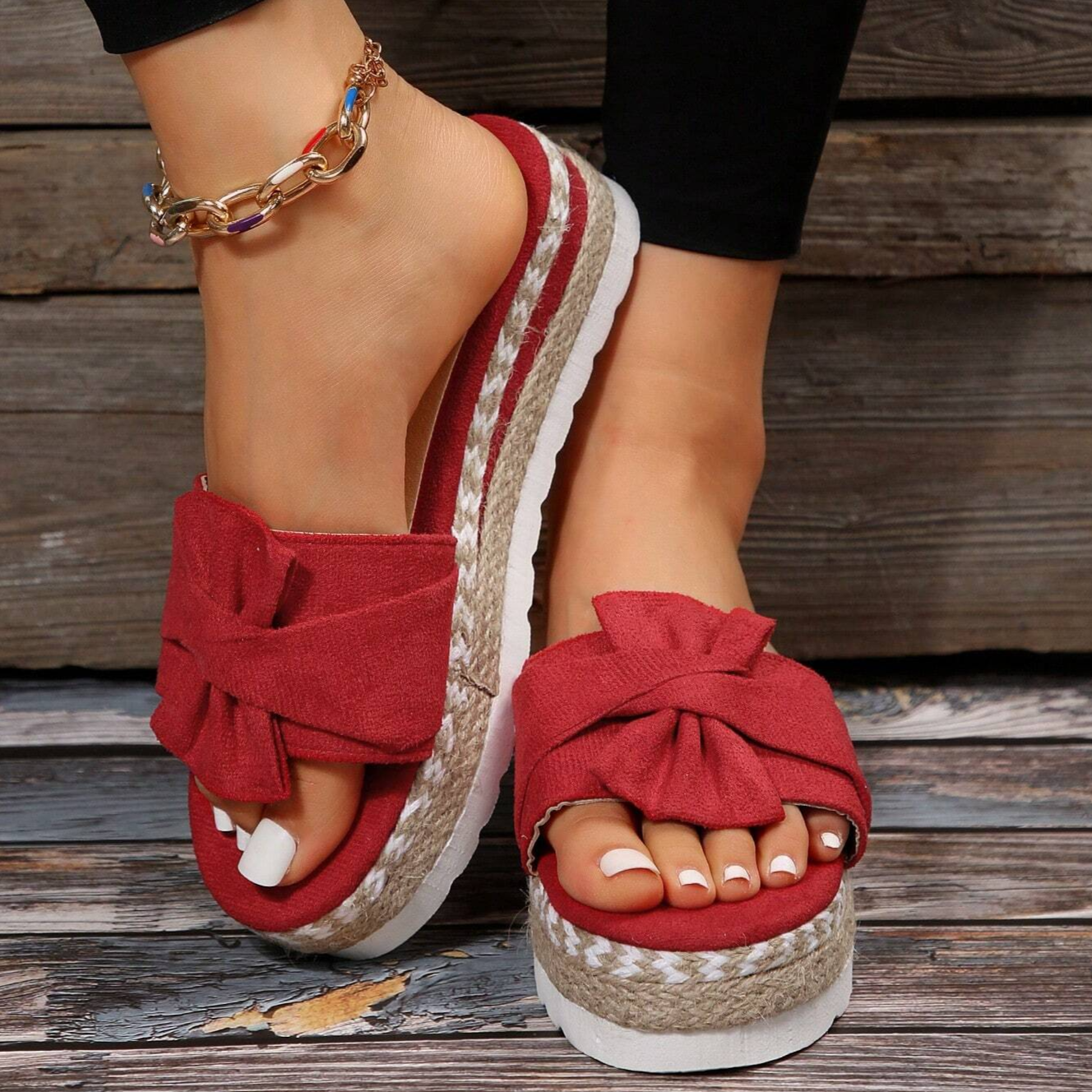 Rode slippers met strik en jute plateauzool – kleurrijke zomersandalen