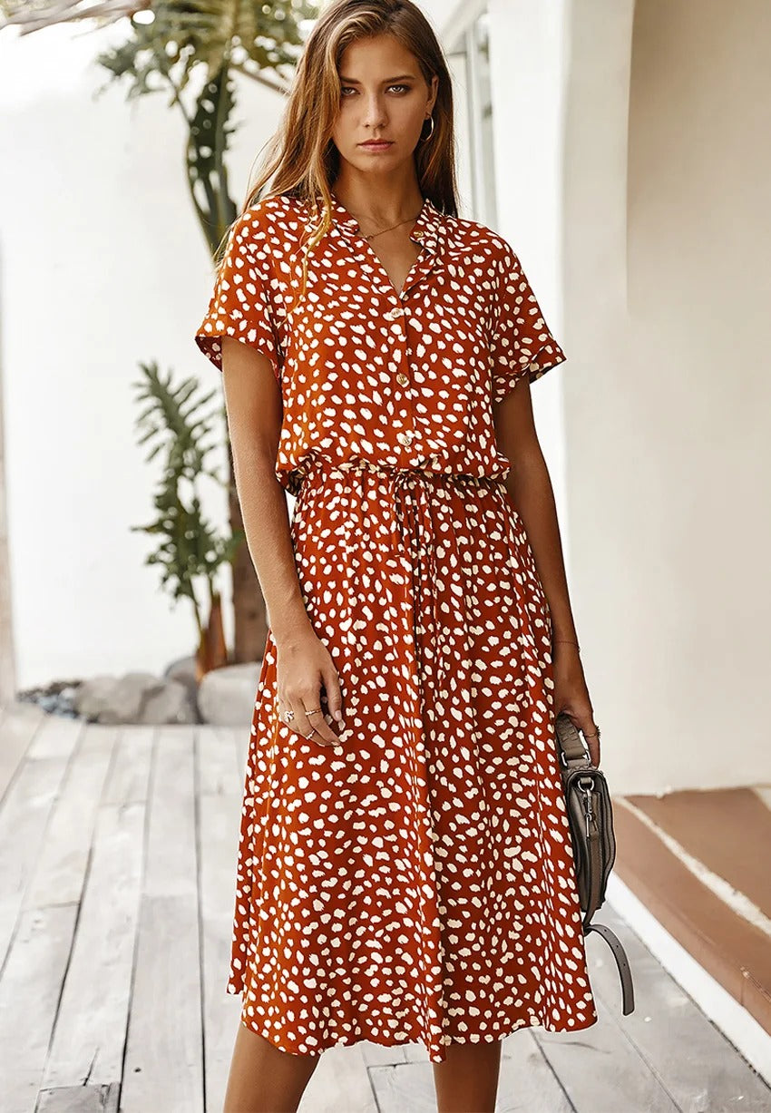 Roestbruine midi zomerjurk met abstracte witte stippenprint en korte mouwen