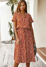 Roestbruine midi zomerjurk met abstracte witte stippenprint en korte mouwen
