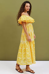 gele off shoulder zomerjurk met broderie en ruffles