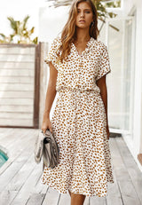 witte zomerjurk met camel stippenprint en taillekoord