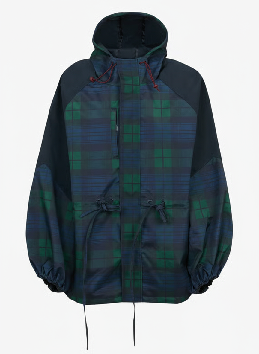 close-up van vrouw met capuchon in blauw-groene ruit regenjas