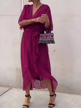 fuchsia jurk met v-hals en tailleceintuur, perfect voor de zomer
