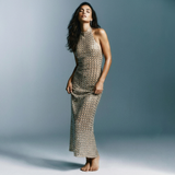 maxi mesh halterjurk met spiegelsteentjes in nude kleur – staande modellenfoto