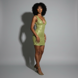 volledige outfitfoto goudgroene paillettenjurk met hakken