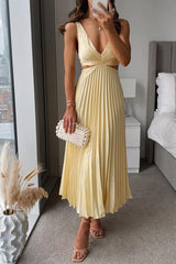 Zachtgele maxi jurk met plooien en clutch met parels