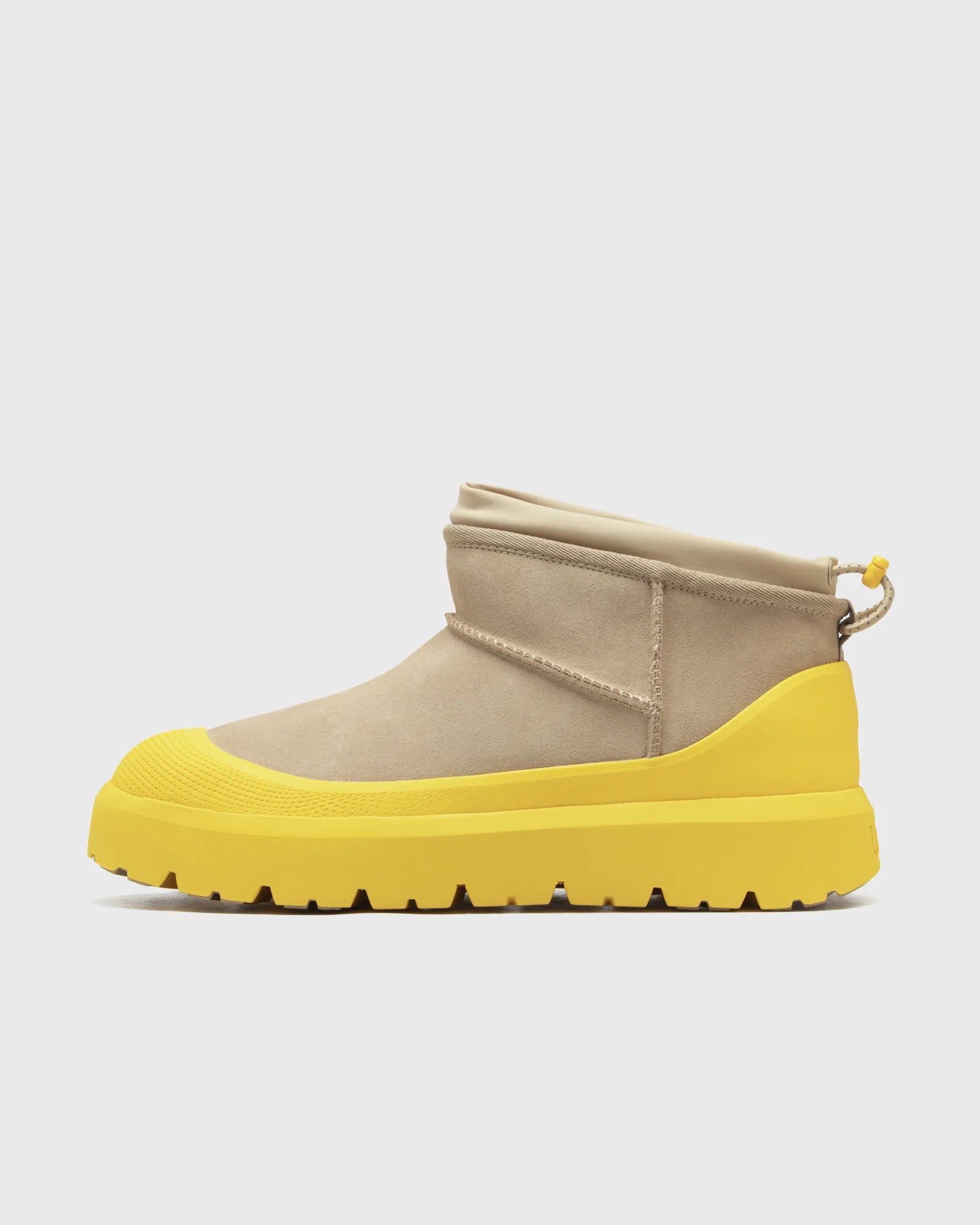 beige suède winter boots met opvallende gele zool en warme fleecevoering in ugg stijl
