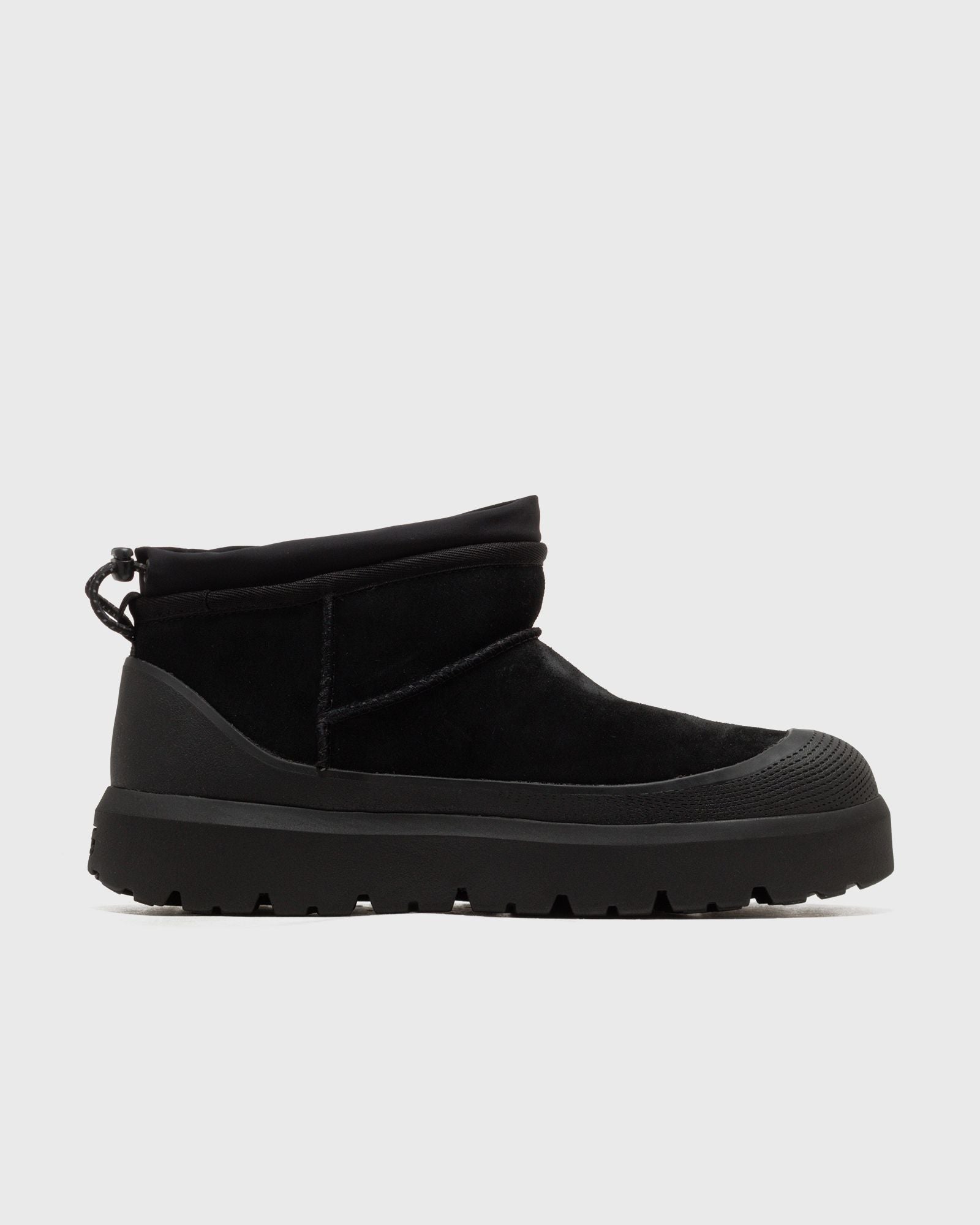 close-up van zwarte suède winter boots van de zijkant