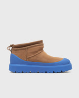 detail van bruine suède boots met warme voering en blauwe zool
