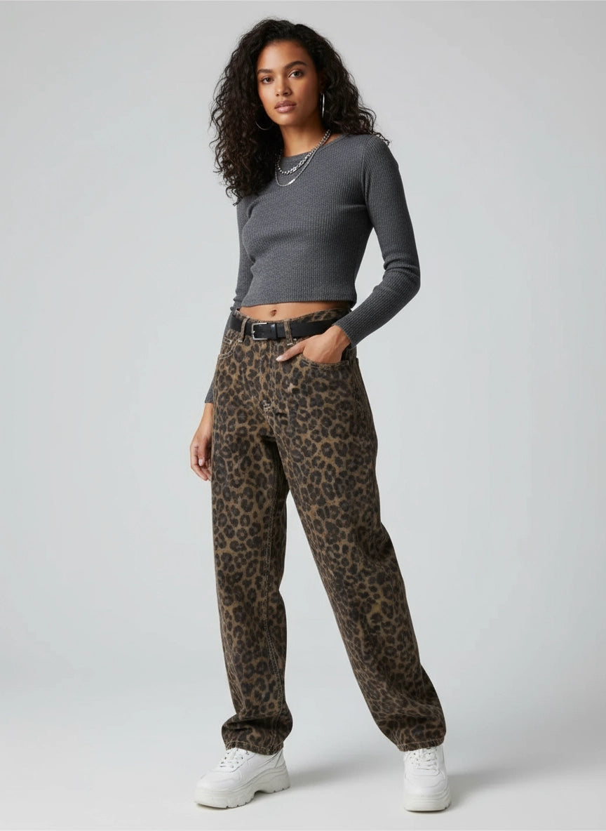 studiofoto: model draagt high waist leopard jeans met relaxed straight fit