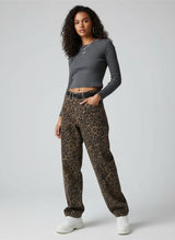 studiofoto: model draagt high waist leopard jeans met relaxed straight fit