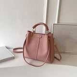 roze Viva Chic Tote op tafel met verstelbare schouderriem