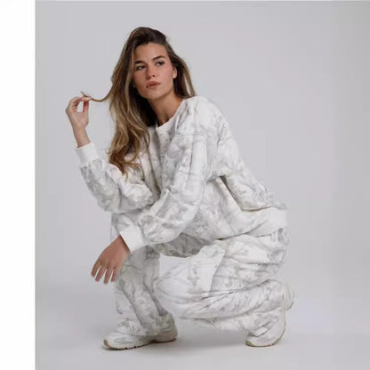 Camo Urban Lounge Set – comfortabele en stijlvolle set met een oversized pasvorm en unieke print.