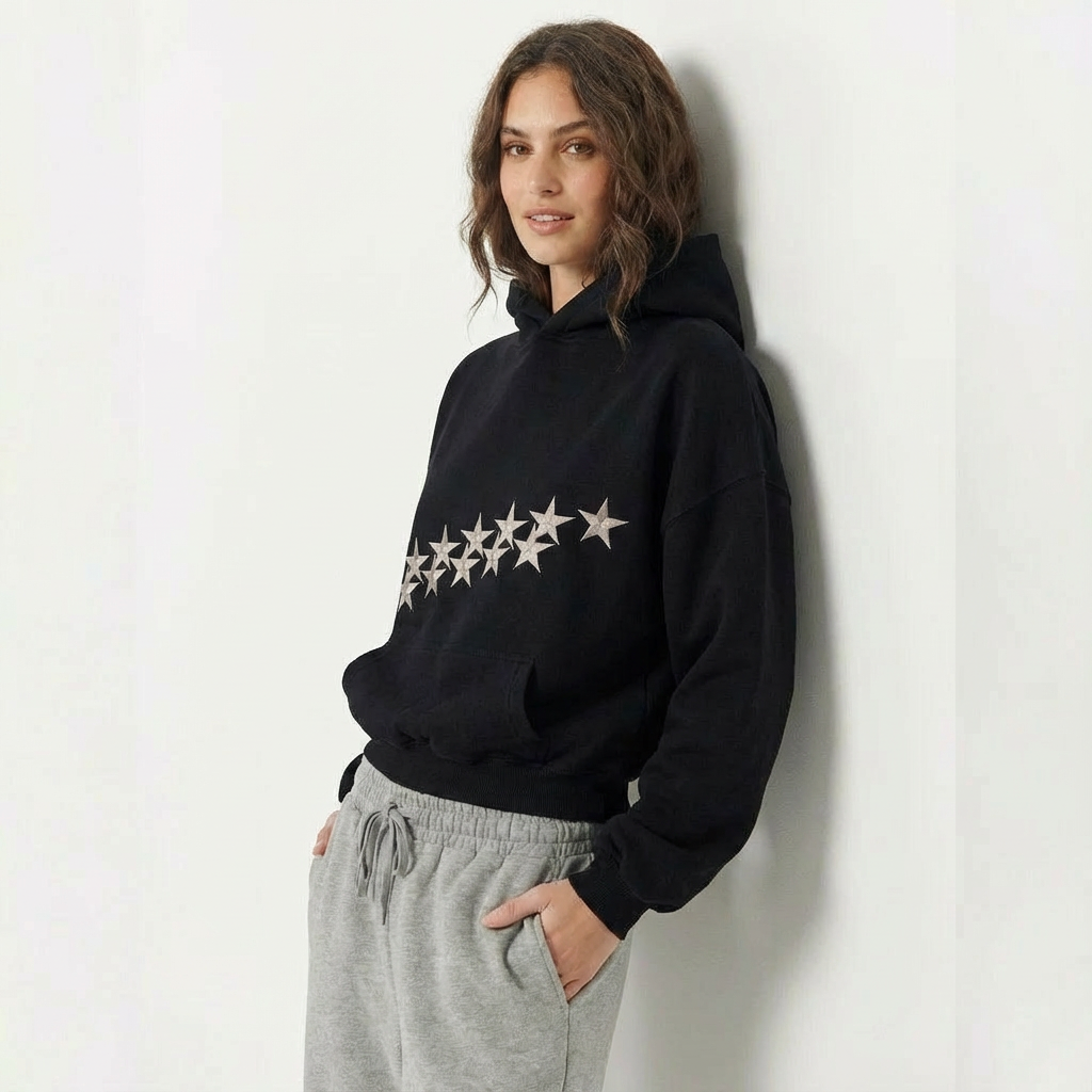 zwarte hoodie met witte sterrenprint en capuchon