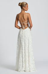 Witte viral jurk met open rug en strikdetail, populaire TikTok style