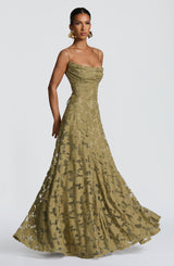 Sagegroene viral maxi jurk met bloemenstructuur en zwierige rok, trending fashion