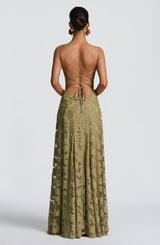 olijfgroene viral maxi jurk met bloemenstructuur en zwierige rok, trending fashion