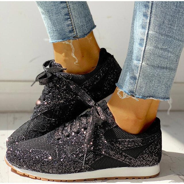 Zwarte glitter sneakers met subtiel galaxy-patroon en witte zool